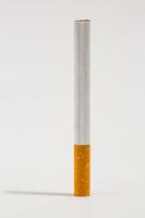 um cigarro em fundo branco isolado. foto