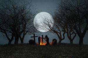 cemitério assustador com fundo de lua cheia