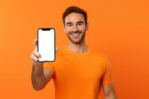 retrato do jovem homem publicidade Novo Smartphone mostrando isto para Câmera contra laranja fundo ai generativo foto