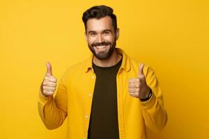 jovem homem alegremente guardando polegares acima em isolado amarelo fundo cópia de espaço ai generativo foto