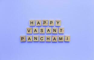 janeiro 26, feliz vasante panchami, uma minimalista bandeira com a inscrição dentro de madeira cartas foto
