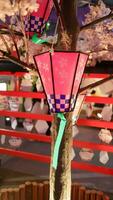suspensão japonês papel lanterna Como uma decoração. foto