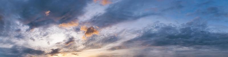 panorama de cores vibrantes dramáticas com belas nuvens foto