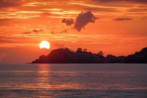 belo pôr do sol laranja dourado sobre o oceano. foto