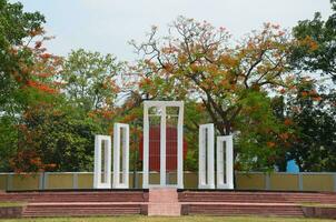 Shaheed minar é situado dentro uma cidade este lembra nos do nosso dos mártires sacrifício. 3d obra de arte foto