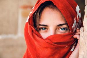 mulher com olhos azuis em tecido islâmico tradicional foto