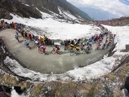 Piemonte, Itália 2018 - Ciclistas sobem a ladeira durante a corrida internacional de ciclismo Giro d'italia foto