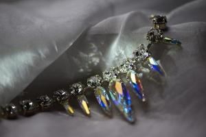 detalhes de close-up de colar e brincos com cristal swarovski foto