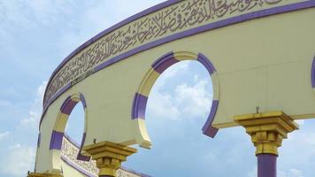 ornamento islâmico na parede da mesquita foto