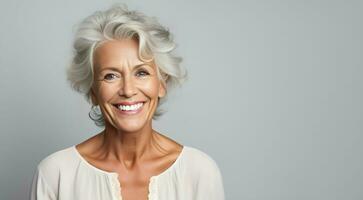 retrato do uma linda decada de 50 meio era mulher com cinzento cabelo sorridente, cópia de espaço. ai generativo foto