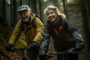 a Mais velho casal equitação bicicletas dentro a madeiras. ai generativo foto