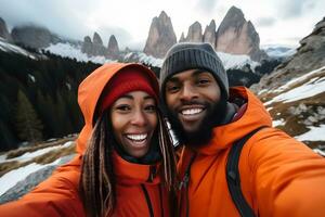 casal levando selfie dentro a montanhas. ai generativo foto