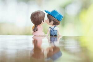 fechar acima do mini casal bonecas dentro romântico beijo foto