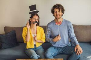 retrato do jovem feliz casal às lar. elas estão tendo Diversão. foto