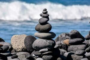uma pilha do pedras é sentado em a de praia foto