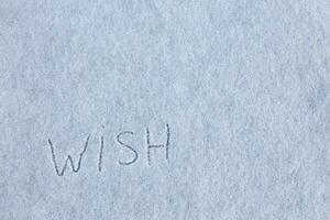 Nevado fundo. inscrição desejo em neve. foto
