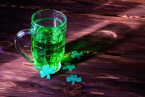 céltico Festa. uma por sorte trilstnik com uma vidro do verde Cerveja dentro a Barra para a feriado st. patrick's dia foto