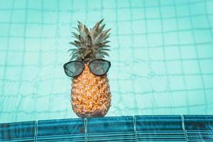 conceito de estilos de vida relaxantes nas férias de verão e na piscina foto