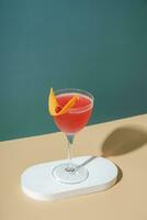 Rosa alcoólico coquetel dentro cozido no vapor Glasse em branco pódio ou pedestal em colori fundo foto
