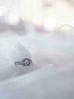 diamante noivado Casamento argolas em nupcial véu. Casamento acessórios, dia dos namorados dia e Casamento dia conceito. foto