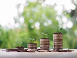 plantas crescendo acima em pilha do moedas. a conceito do salvando dinheiro, financeiro, investimento e o negócio crescente. foto