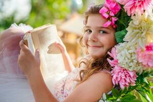 uma pequeno menina dentro uma Rosa vestir em pé dentro frente do uma floral guirlanda foto