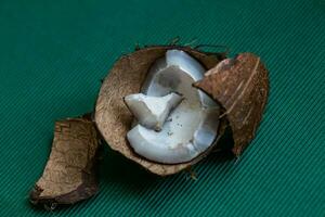 feio orgânico quebrado podre coco. descasca e branco por dentro do uma mofado coco. mimado alimentos. foto