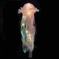 uma medusa suspensão a partir de uma corda com luzes foto