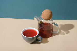 copo e vidro chaleira com oxicoco chá minimalista ainda vida foto
