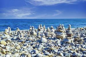 paisagem marítima com vista para praia de seixos foto