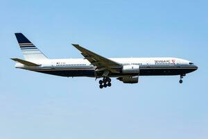 privilégio estilo boeing 777-200 passageiro avião às aeroporto. aviação e aeronaves. ar transporte e viagem. mosca e vôo. foto