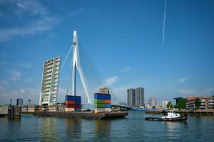 puxão barco reboque barcaça com containers debaixo aberto basculante parte do erasmusbrug ponte foto