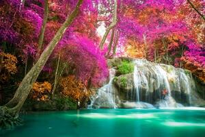 surpreendente dentro natureza, lindo cascata às colorida outono floresta dentro outono estação foto