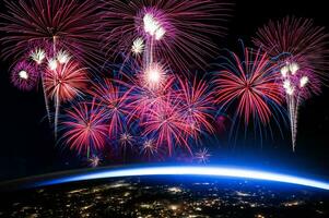 incríveis e lindos fogos de artifício coloridos na noite de celebração, mostrando na praia do mar com reflexo de várias cores na água foto