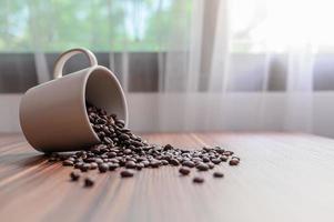 canecas e grãos de café para aumentar a energia foto