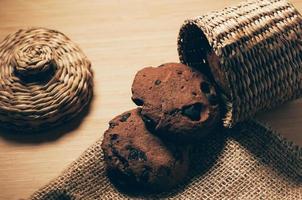 biscoitos de chocolate na mesa, arranjo decorativo foto