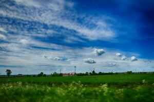 pitoresco Primavera panorama com azul céu e verde Campos foto