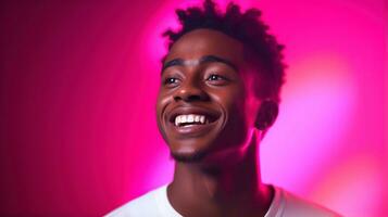 retrato do uma sorridente jovem africano americano homem em Rosa néon luz fundo com copyspace ai gerado foto