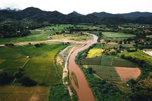 paisagem de campo de arroz em casca na Ásia, vista aérea de campos de arroz foto