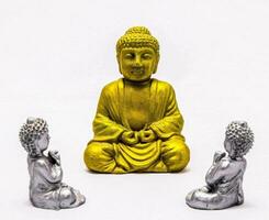 estátuas do uma Buda sentado dentro uma meditação pose foto