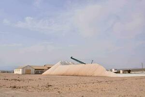 uma ampla pilha do areia dentro a deserto foto