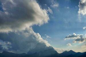 cênico Visão com nuvens foto