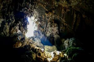 dentro uma caverna foto