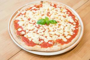 tradicional pizza italiana margherita com tomate, queijo mussarela foto