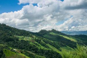 paisagem de vista para a montanha, montanha verde e colina verde. foto