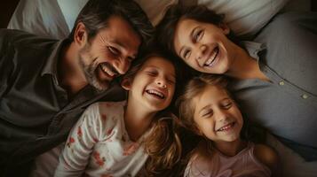 topo tiro feliz família deitado em a cama. generativo ai foto