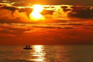 pôr do sol na praia foto