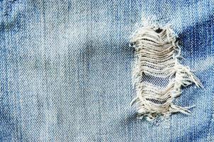 falta de jeans azul e textura de jeans no chão de madeira foto