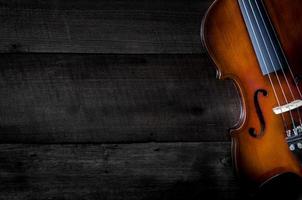 o violino na mesa, close-up do violino no floo de madeira foto