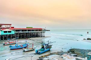 a areia da praia e o mar com o barco que estacionou na primeira linha da praia. foto